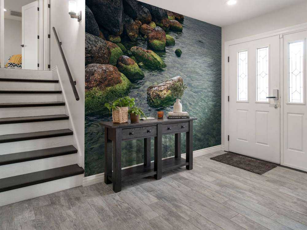 Rocce sul lago di montagna