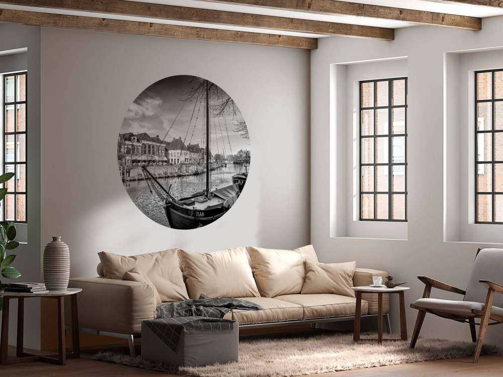 Navi da carico storiche ormeggiate a Dokkum Friesland 