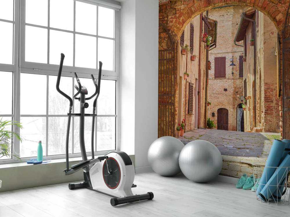 Strada con arco e cancello