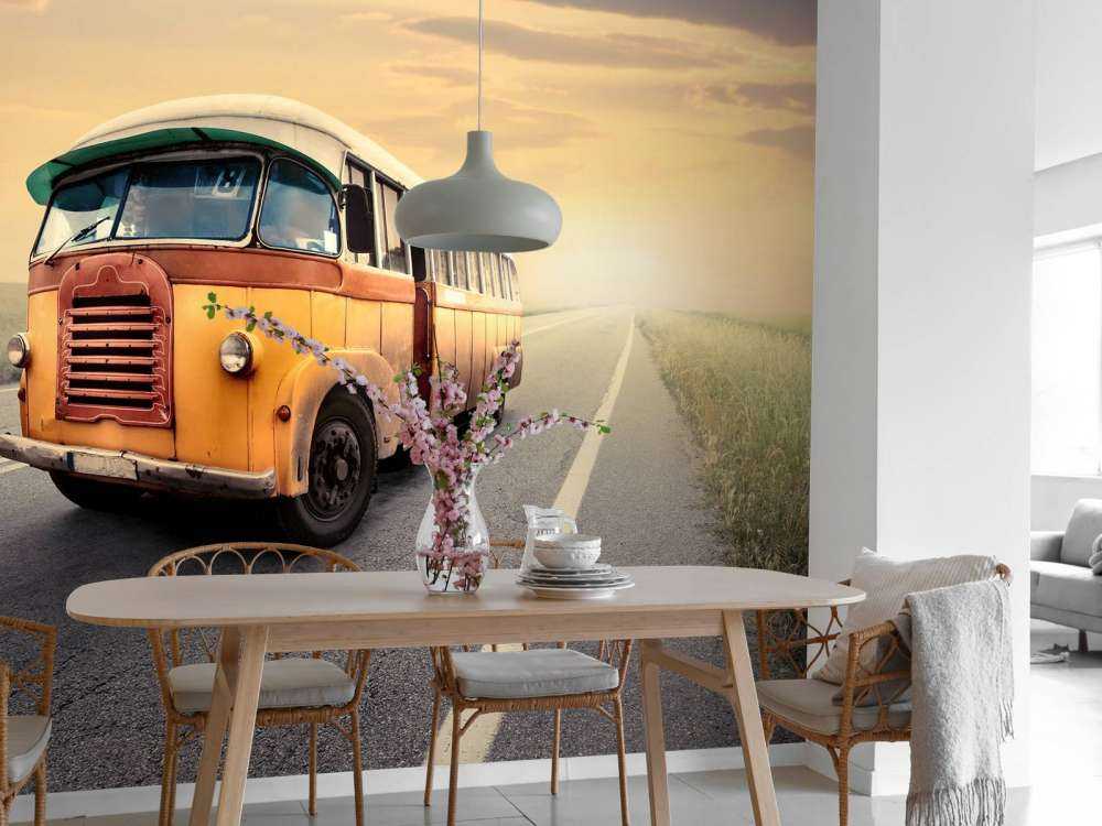 Autobus su una strada deserta