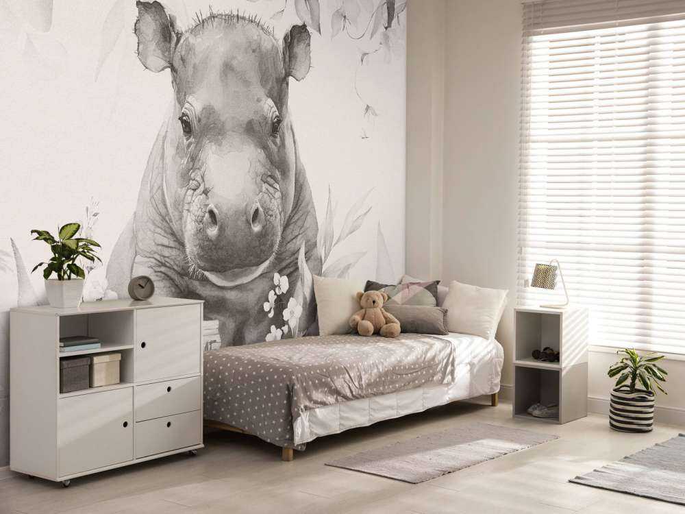 Baby ippopotamo nella giungla beige