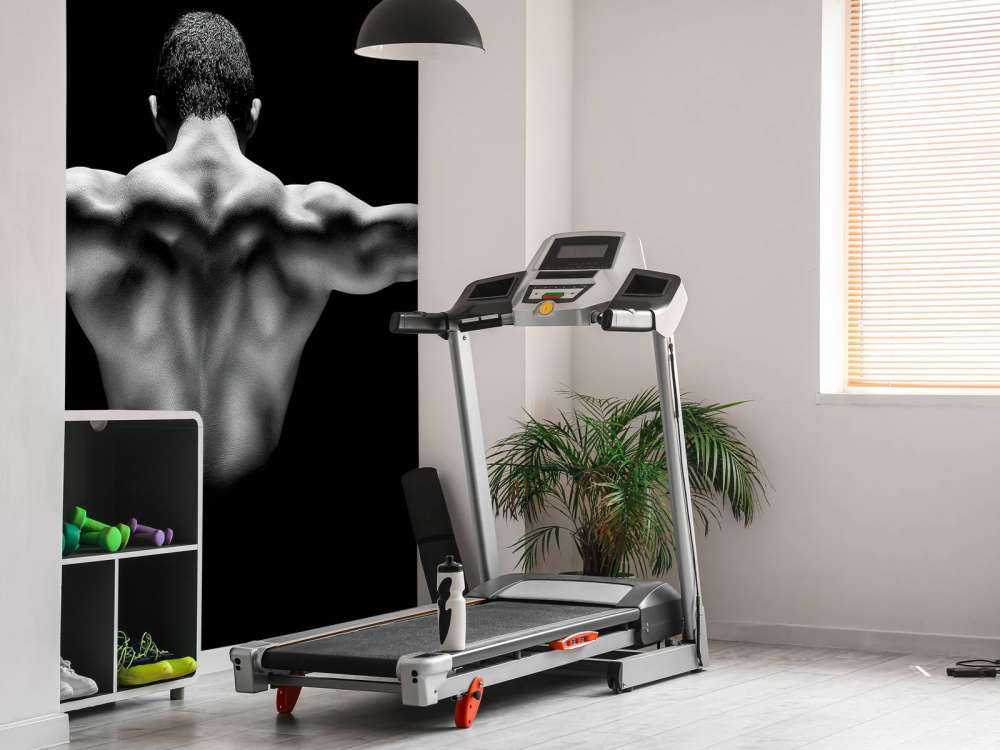 Uomo con le braccia tese