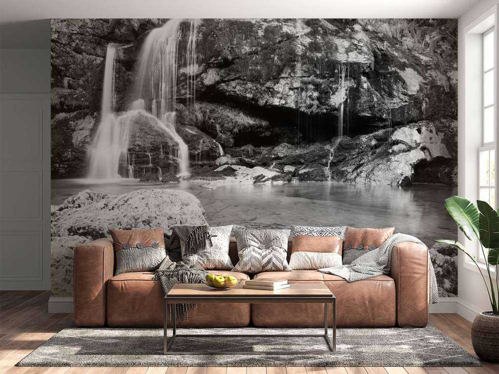 Cascata su un muro di pietra 