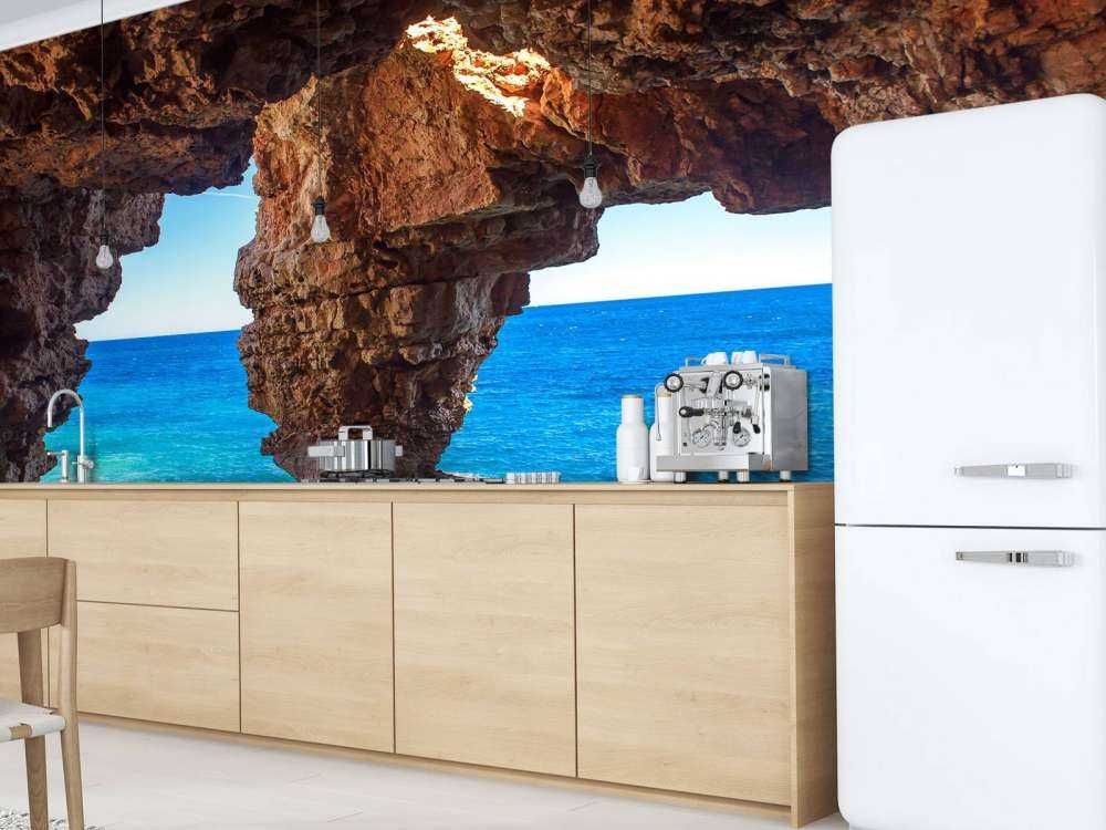 Grotta sopra il mare