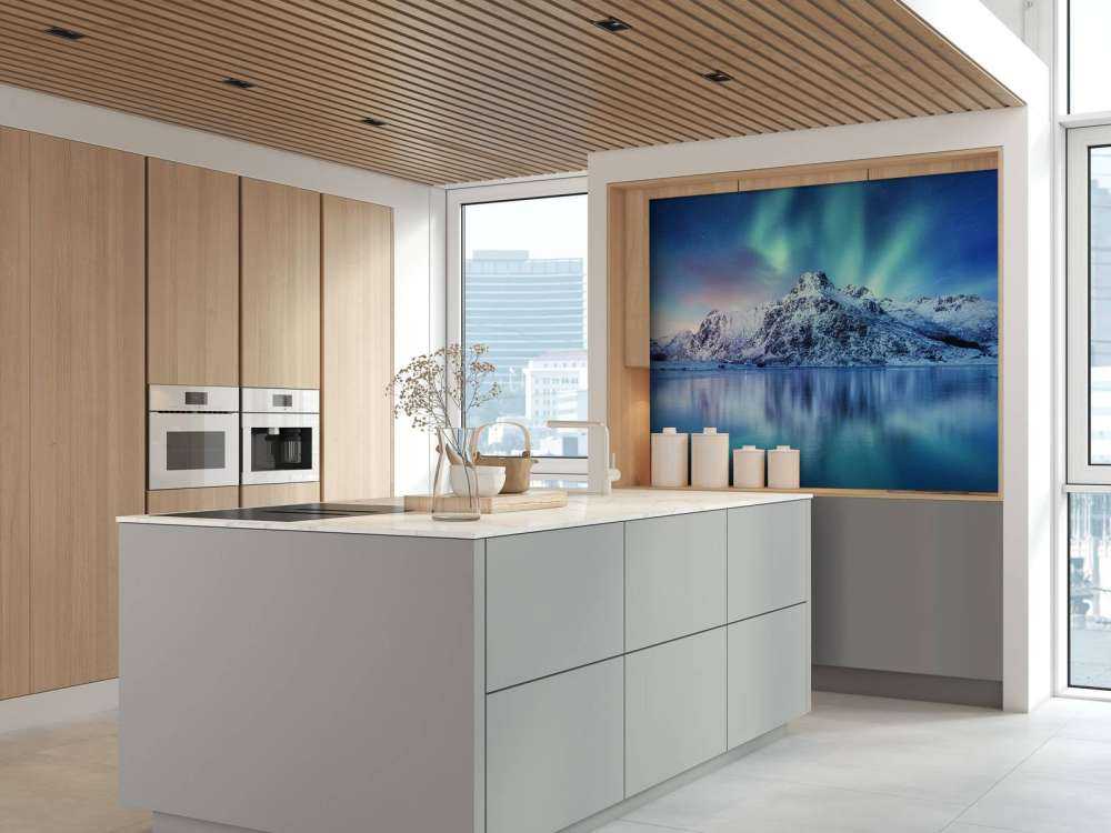 Aurora boreale su un oceano e montagne ghiacciate