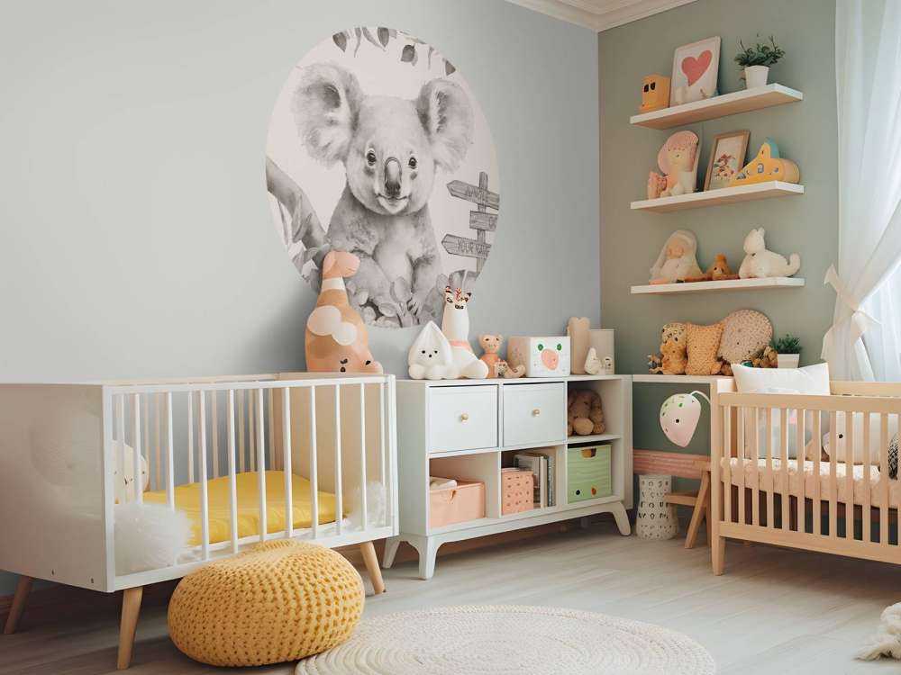 Baby koala nella giungla beige