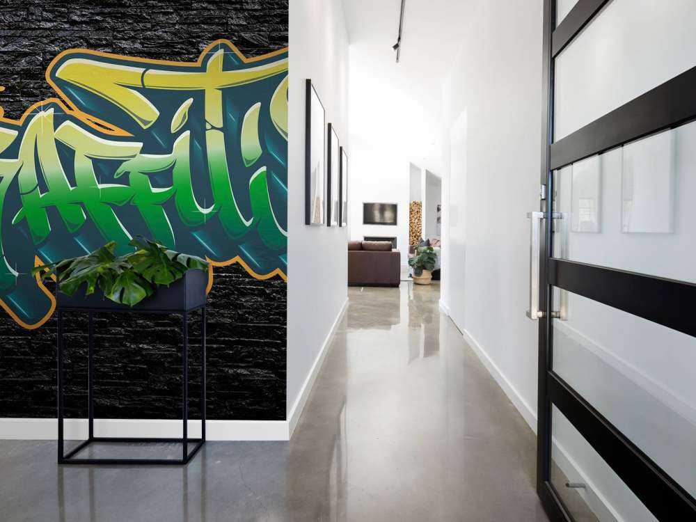 Graffiti su un muro di mattoni neri