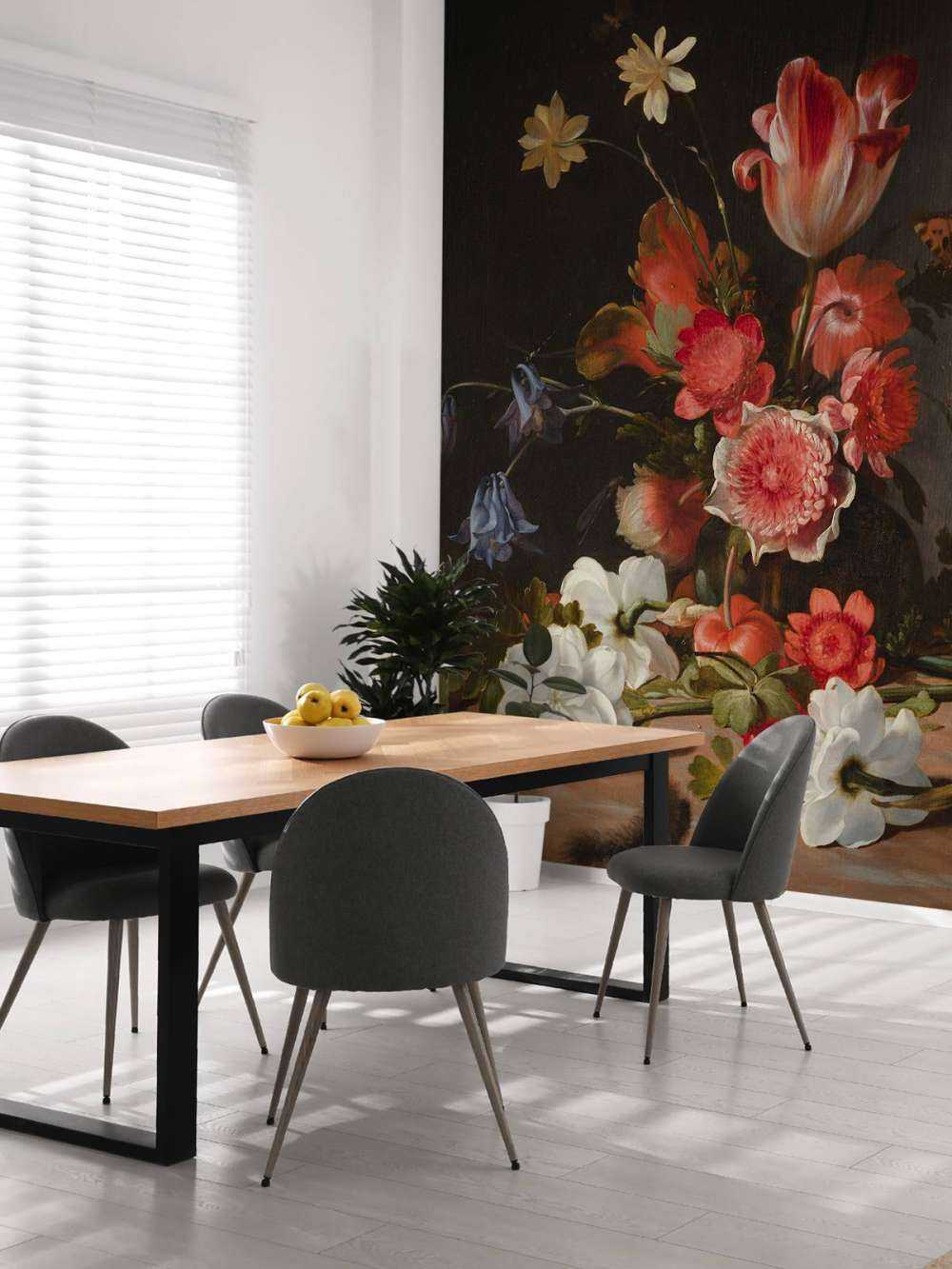 Natura morta con un bouquet in sviluppo