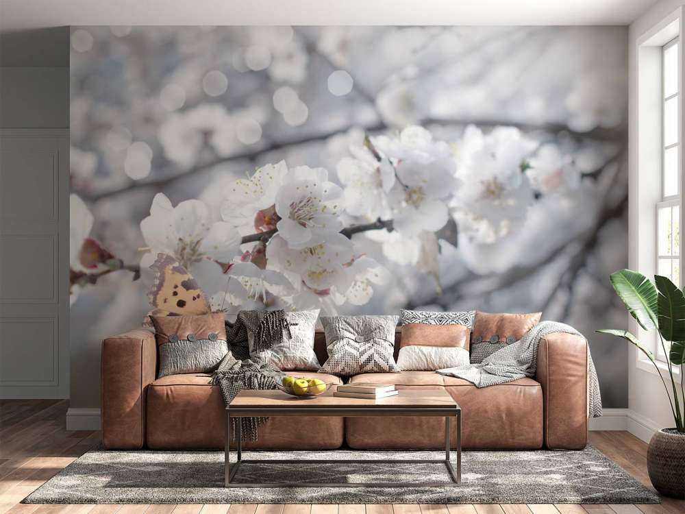 Farfalla con fiori bianchi