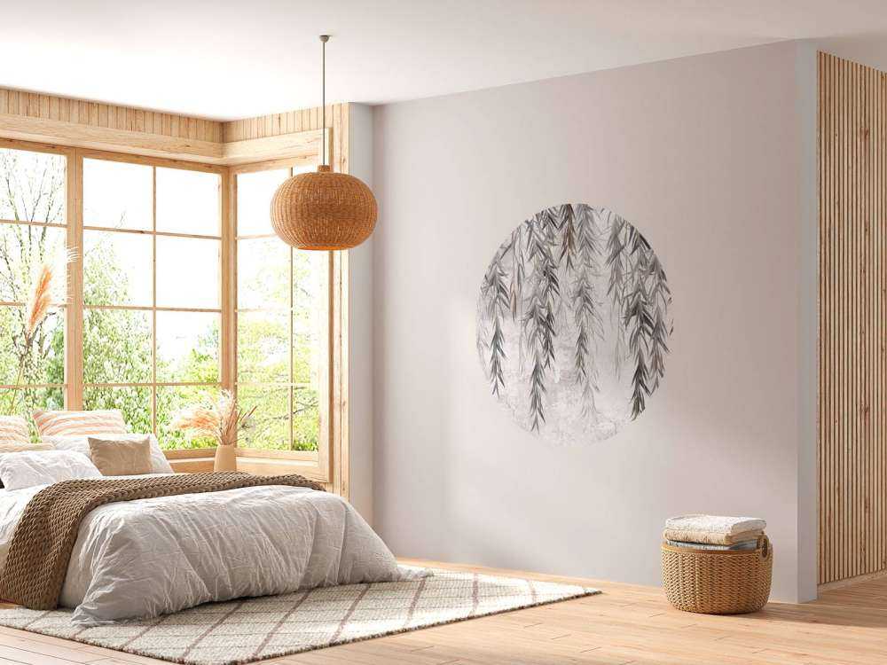 Ramas colgantes sobre el hormigón