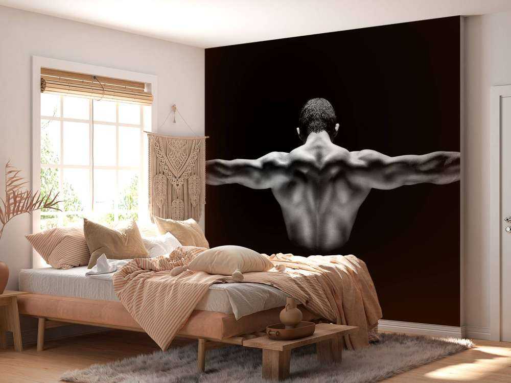 Uomo con le braccia tese