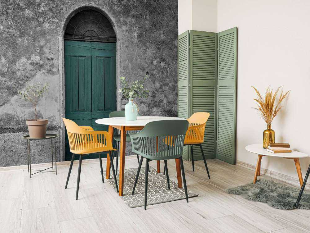 Porta verde in un vecchio muro