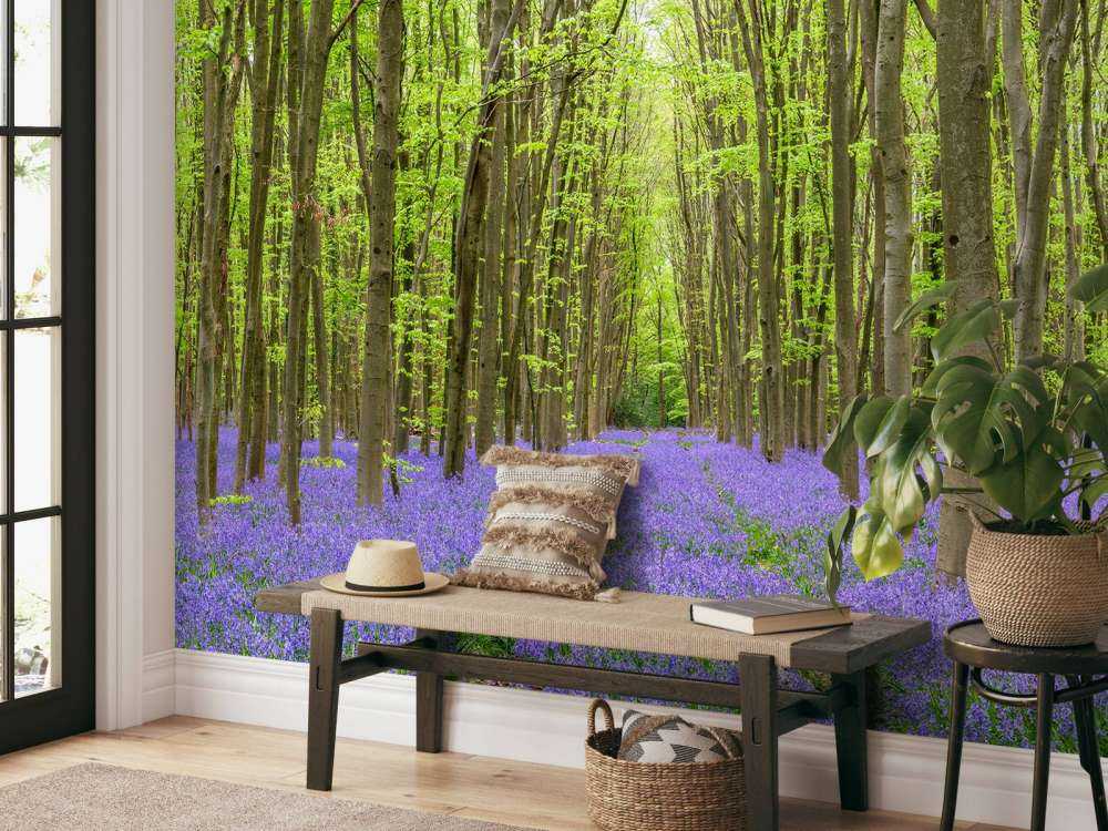 Tracce di pneumatici nella foresta