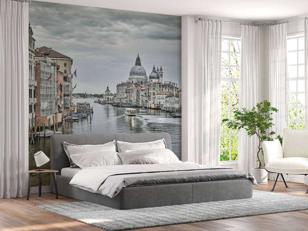 Canale con barche a Venezia