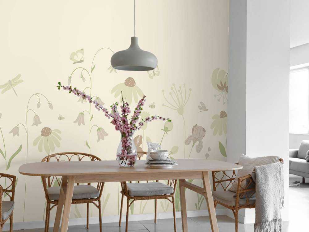 Campo di fiori alto con farfalle sabbia con rosa antico