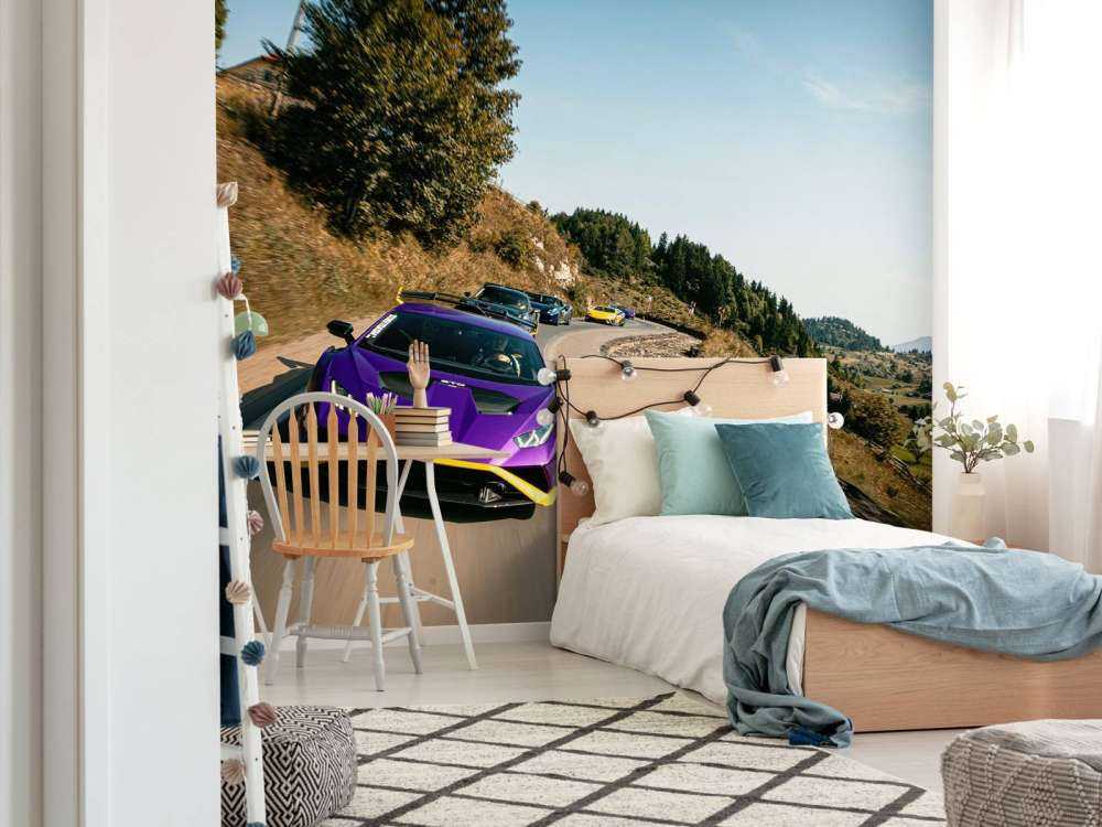 Convoglio di supercar attraverso le montagne