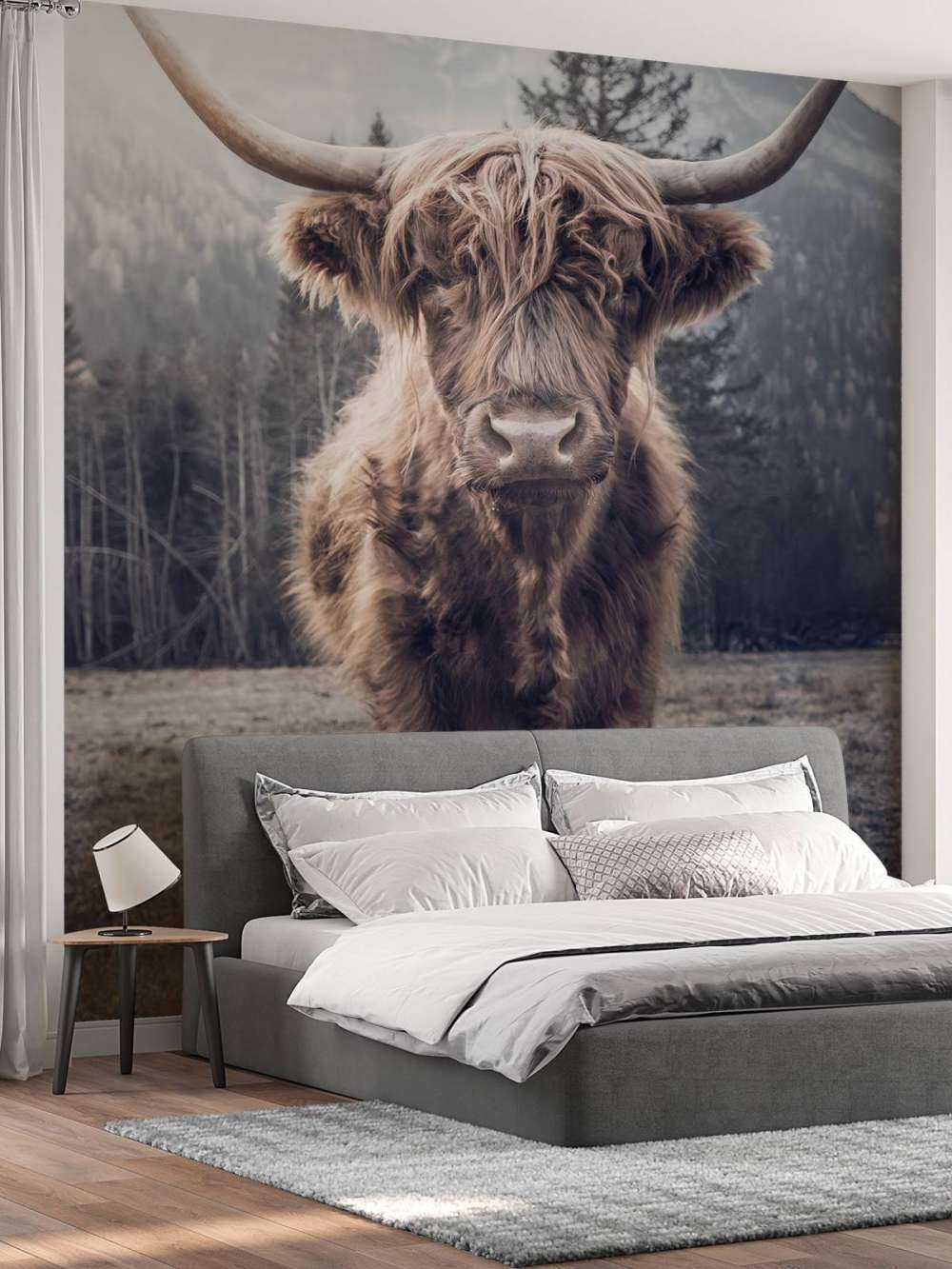 Highlander scozzese vicino alla foresta