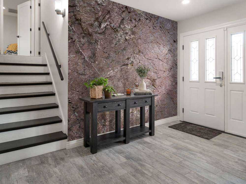 Roccia dettagliata con alberi