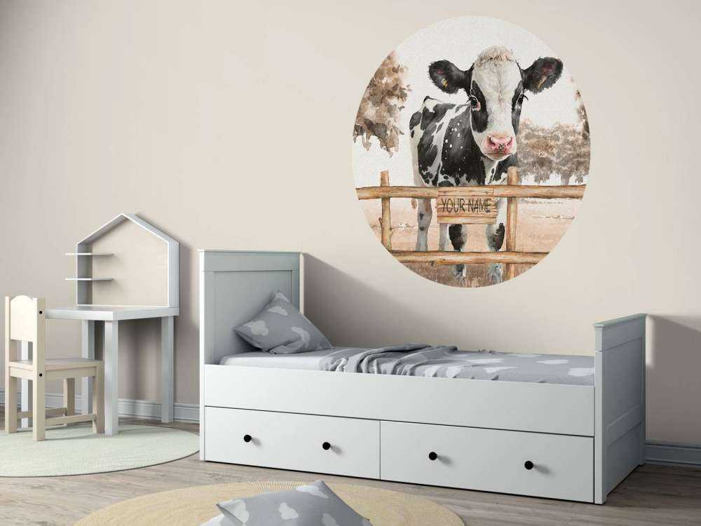 Giovane mucca in un prato grigio