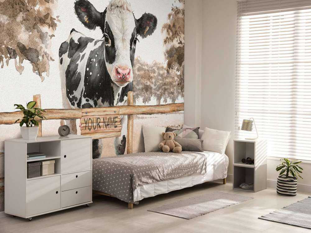 Giovane mucca in un prato grigio