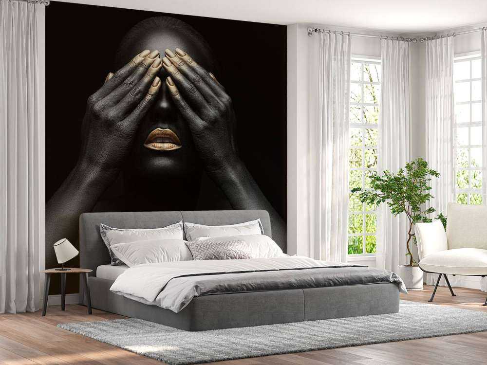 Donna con le mani davanti agli occhi