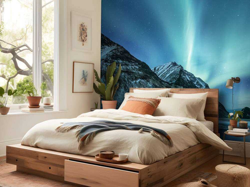 Aurora boreale verde sopra le montagne