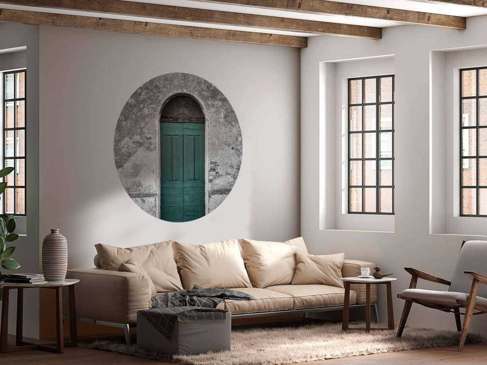 Porta verde in un vecchio muro