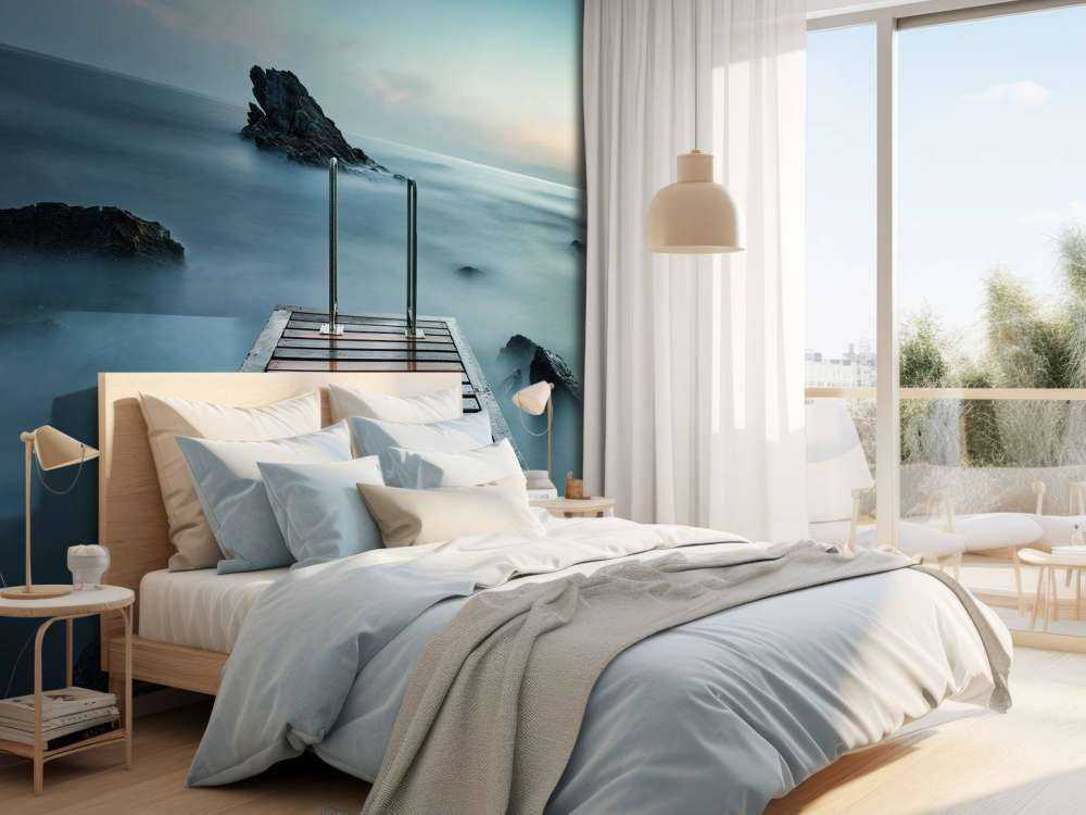 Molo di legno in riva al mare