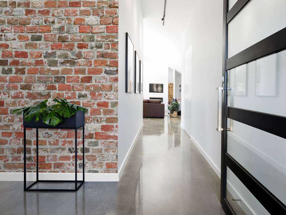 Muro di mattoni restaurato