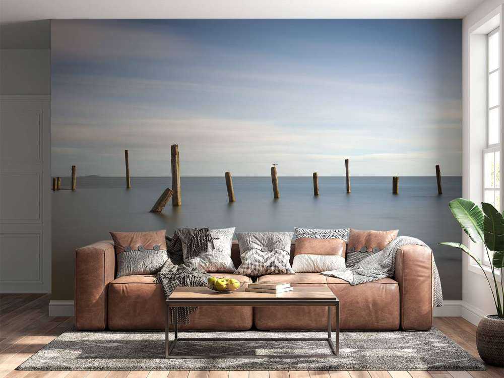 Vecchi pali di legno nel mare