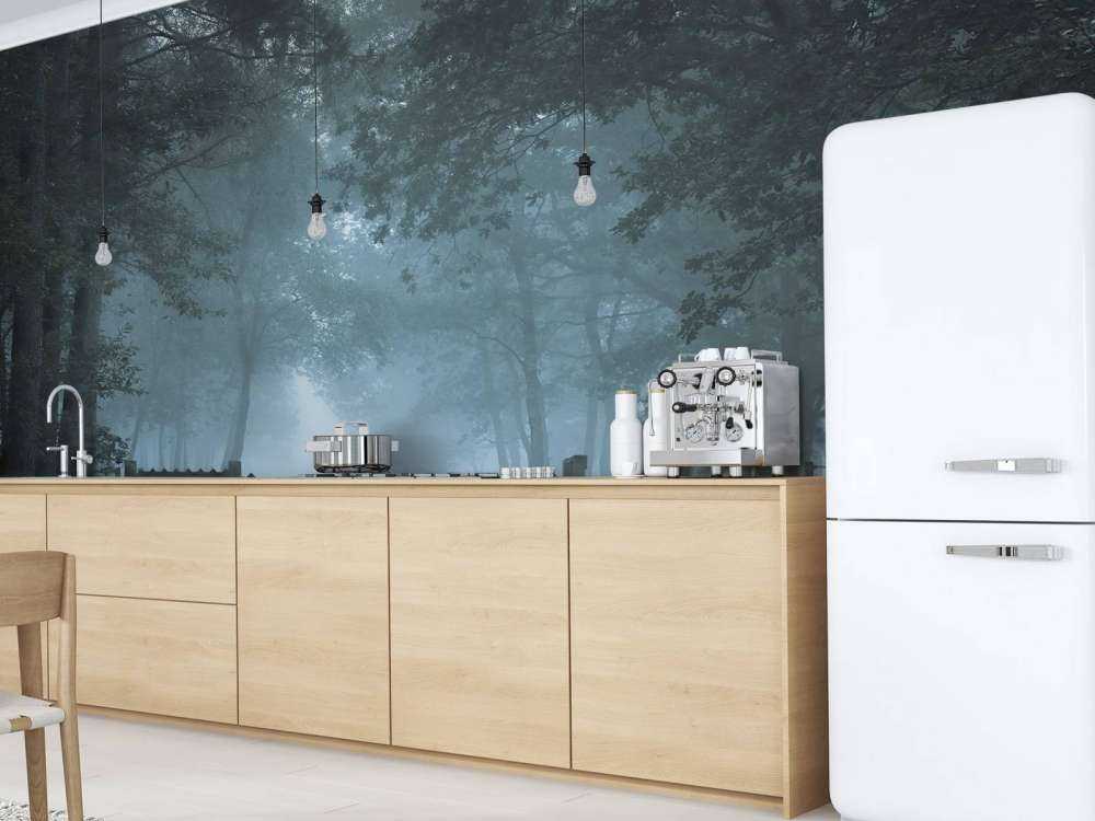 Sentiero della foresta nebbiosa