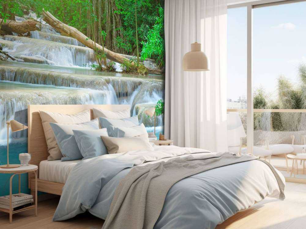 Ampia cascata nella foresta