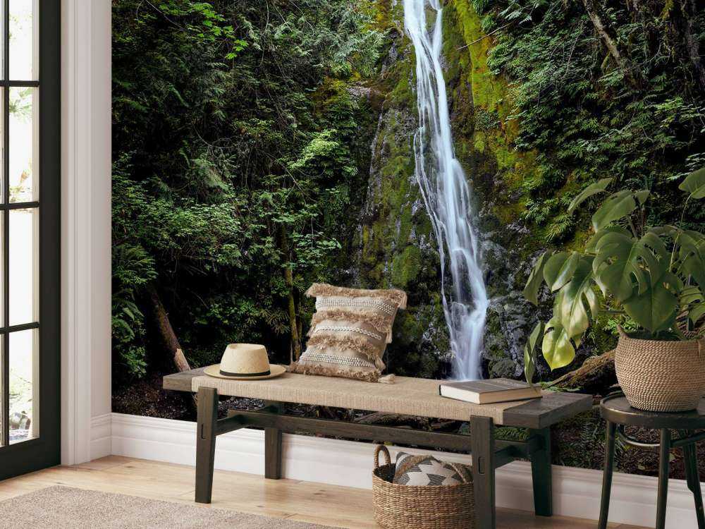 Cascata in un ambiente colorato 