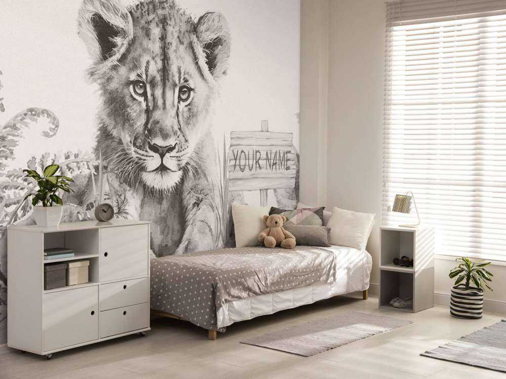 Baby leone nella giungla beige