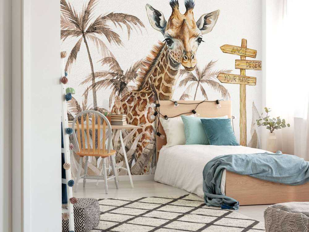 Baby giraffa nella giungla taupe