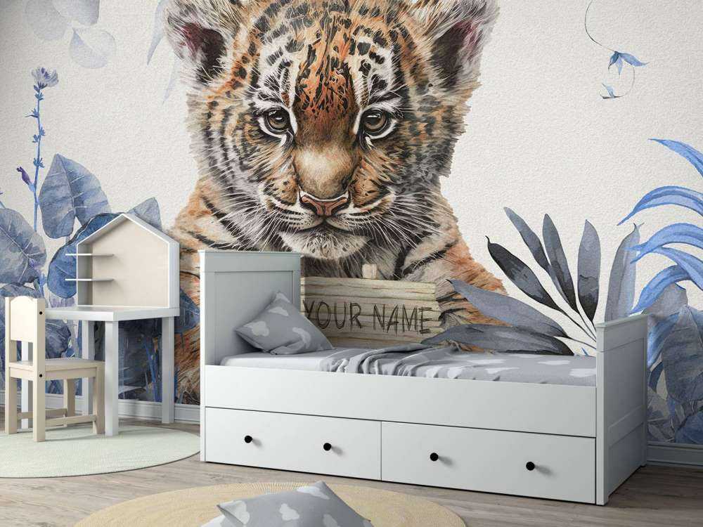 Tigre carina con piante blu