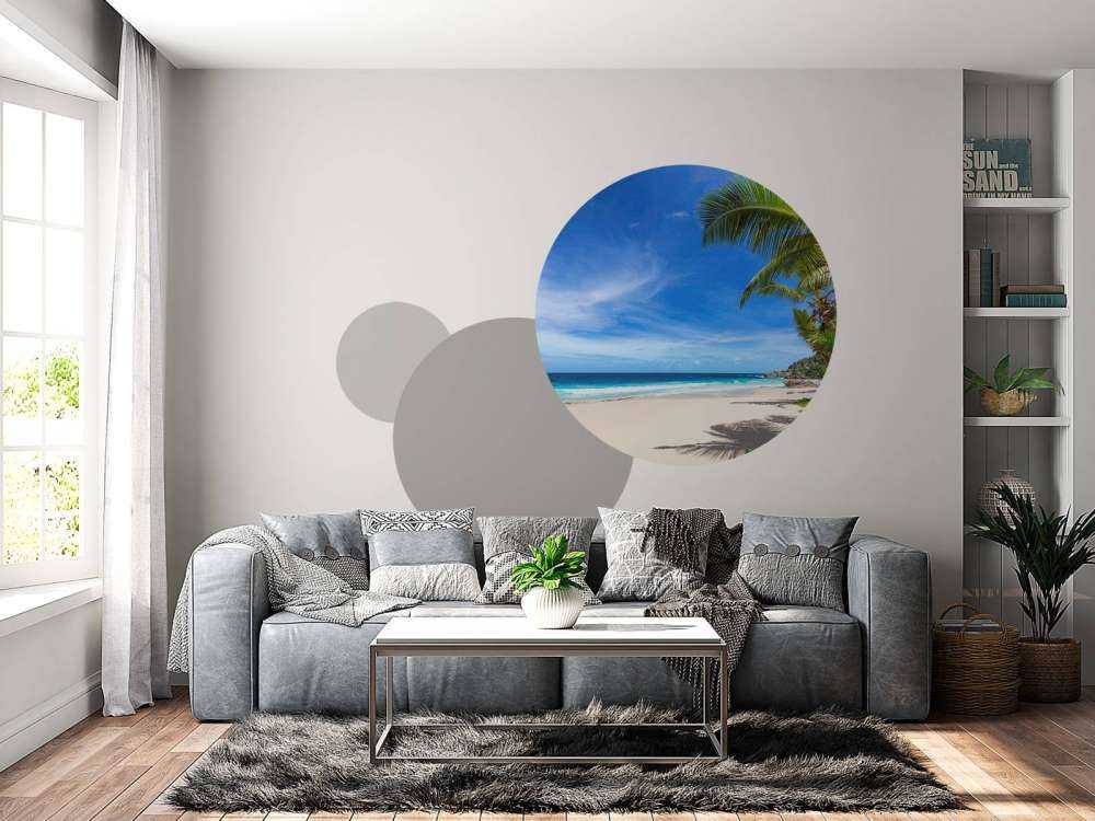 Spiaggia tropicale con palma