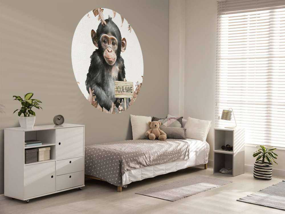 Baby scimpanzé nella giungla taupe