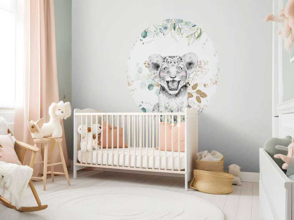 Baby leone con foglie di menta