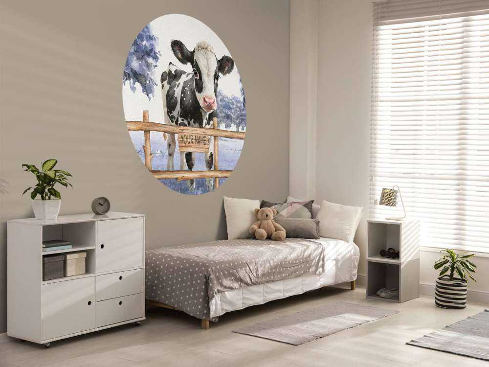 Giovane mucca in un prato blu