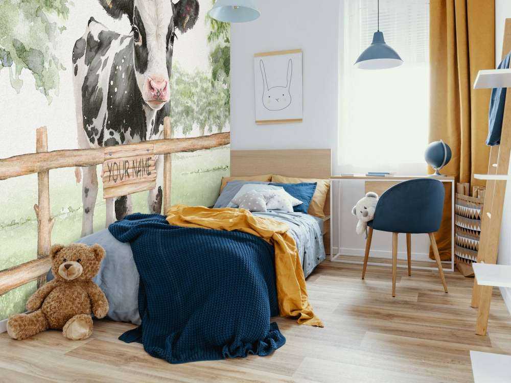 Giovane mucca in un prato