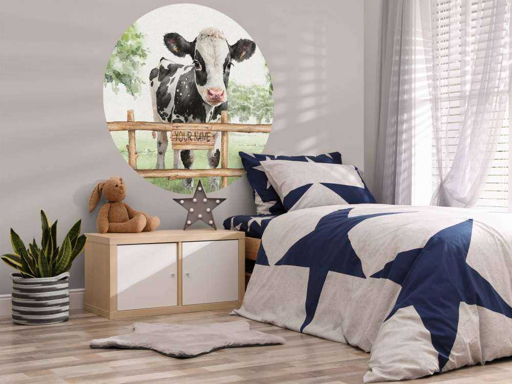 Giovane mucca in un prato