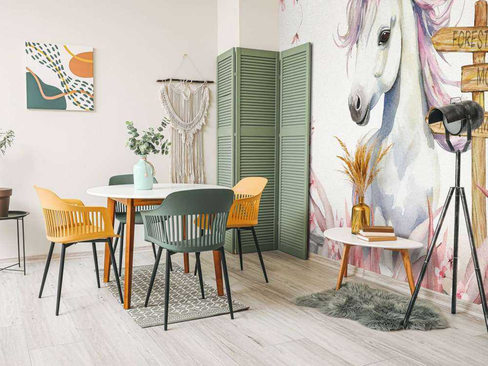 Baby unicorno con piante rosa