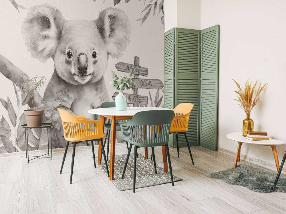 Baby koala nella giungla beige