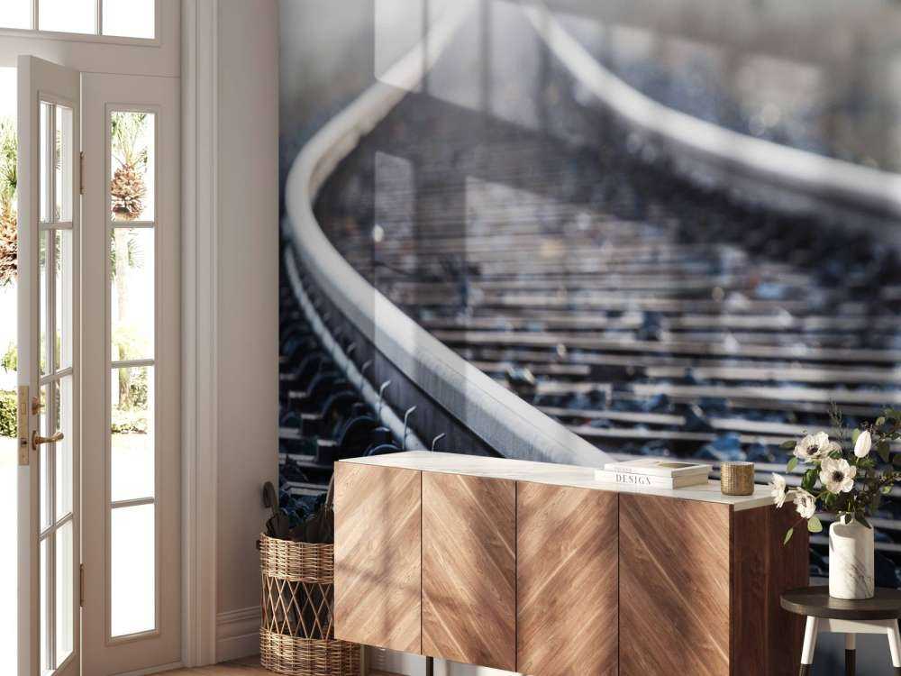 Binario del treno nella nebbia del mattino