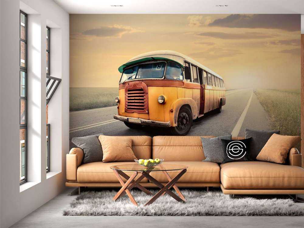 Autobus su una strada deserta