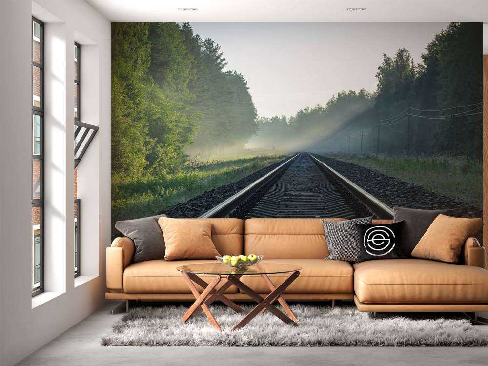 Binari del treno attraverso la foresta