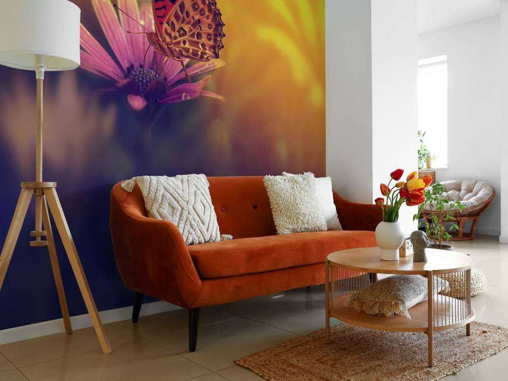 Farfalla rossa su fiore