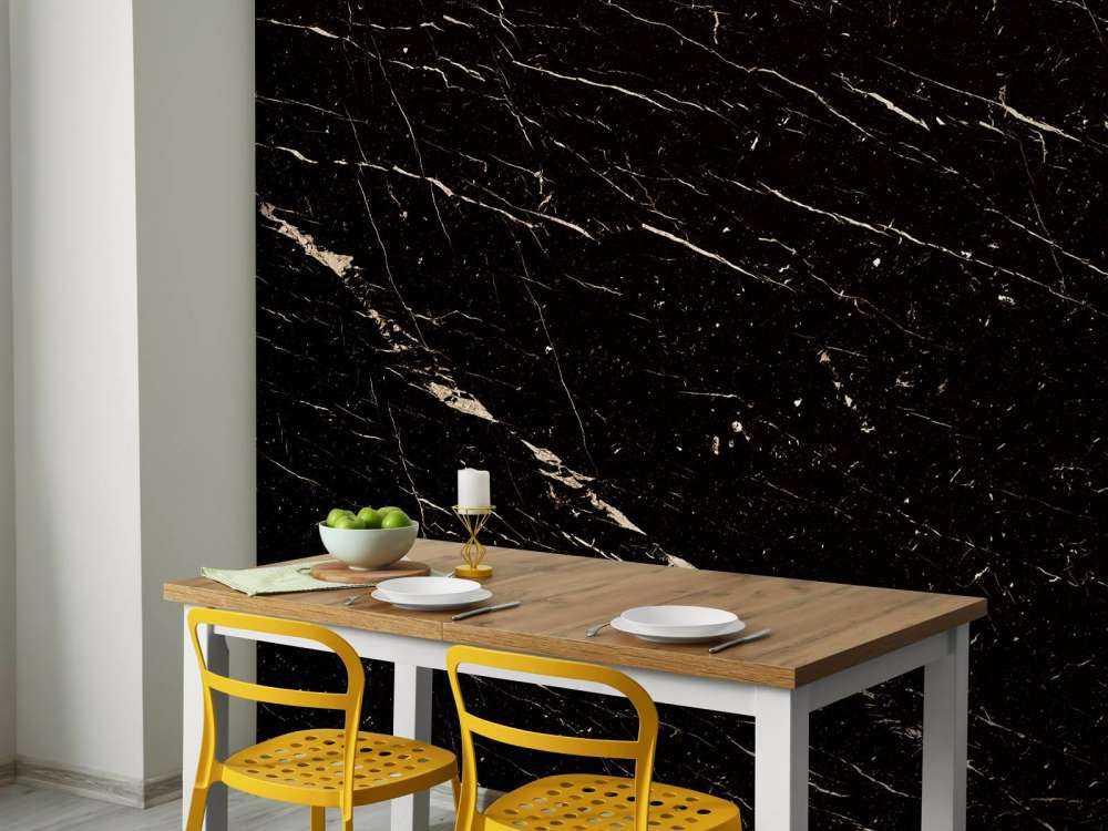 Marmo scuro con struttura chiara