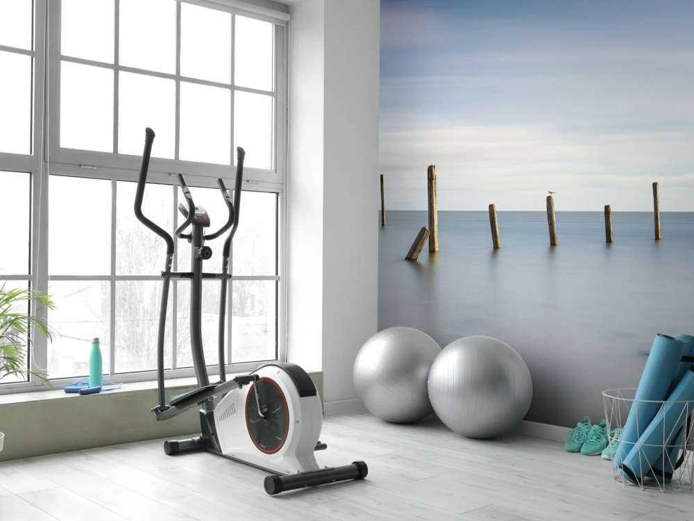 Vecchi pali di legno nel mare